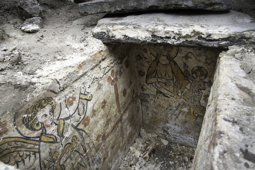 Arturodelp's tweet photo. 🏛️ ¡Chulo! ¿no? Bóveda funeraria del siglo XIV excavada recientemente y construida junto a la Iglesia de Nuestra Señora en Brujas, Bélgica. Está decorada con pinturas de un ángel, así como de María y el niño Jesús.

📂 Servicio del Patrimonio Raakvlak Brujas y Ommeland. https://t.co/xDPx1Opg1a