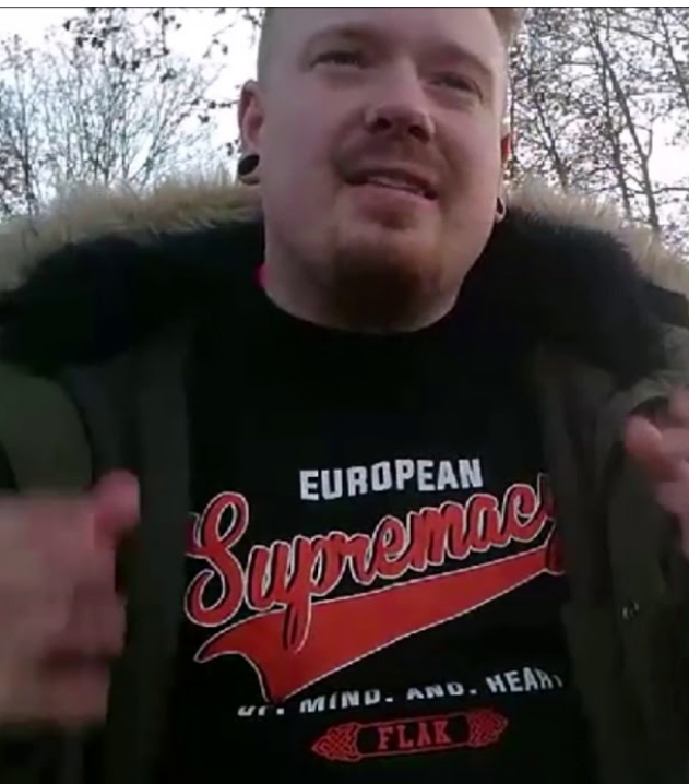 v_geuzen's tweet photo. maar de #nazi zanger #flak houdt zich ook bezig met de verkoop van fascistische t-shirts #ijzerwake #ieper #yper 27/08 met een duidelijke ondertoon - maar volgens OCAD is er geen teken van #racism https://t.co/qKd2I3bTHR