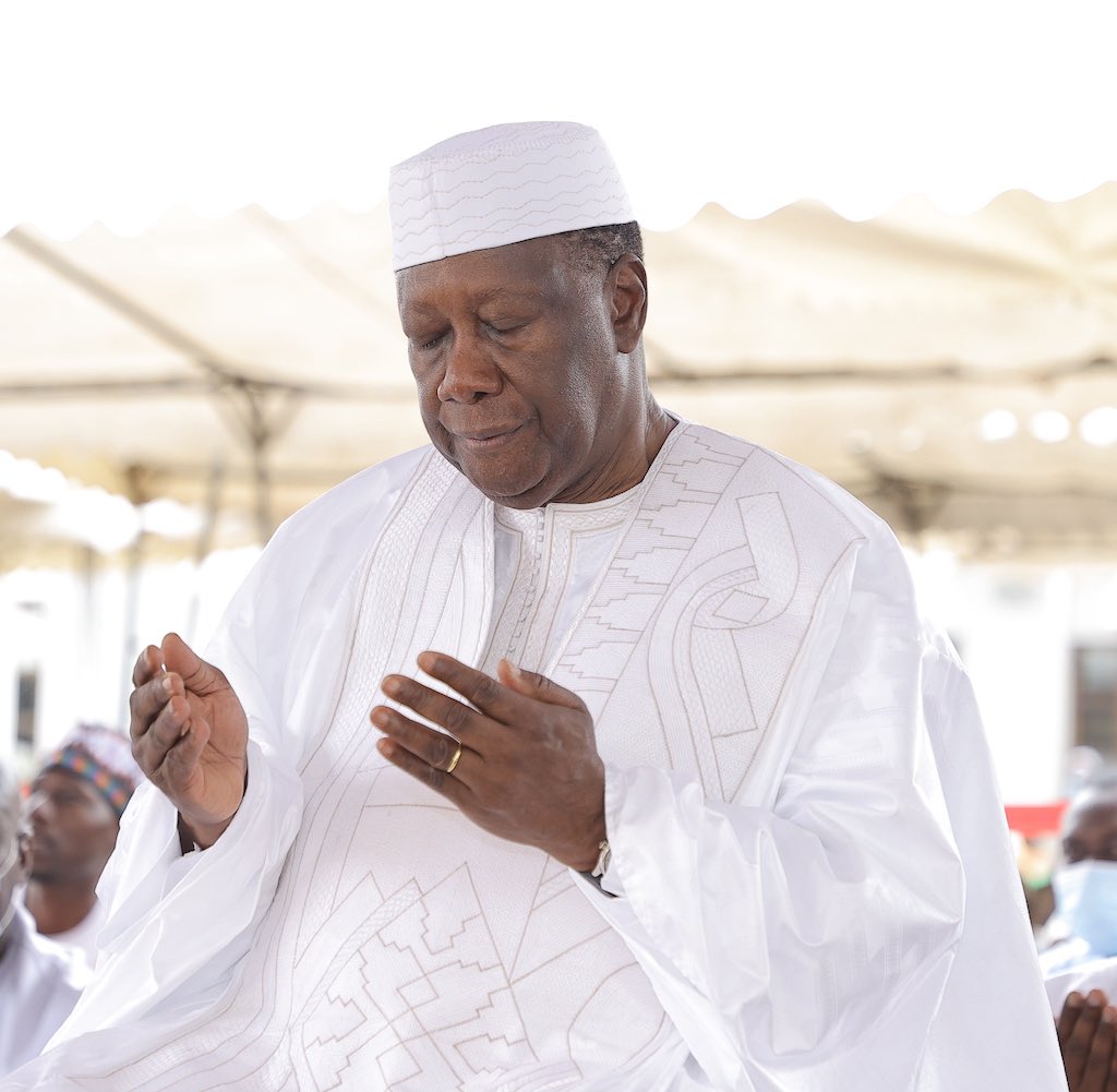 AOuattara_PRCI's tweet photo. J’ai pris part à la prière de l'Aïd El-Kébir, à la Grande Mosquée de la Riviera-Golf.

Nous avons prié pour la paix en Côte d’Ivoire et la prospérité de tous nos concitoyens. 

Je souhaite une joyeuse Fête de Tabaski à la Communauté musulmane ! https://t.co/7esdvgxLM1