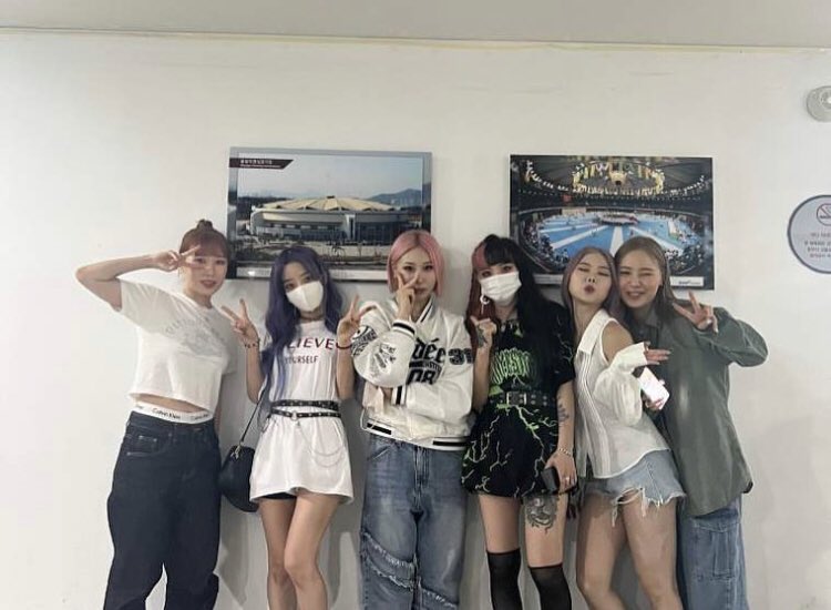 🐺「 09.07 」— Arem via Instagram com Yeongeun e o grupo de dança WAYB

— “Bom trabalho! O show de hoje foi muito divertido!”

#RollingQuartz #롤링쿼츠 #Arem #김아름