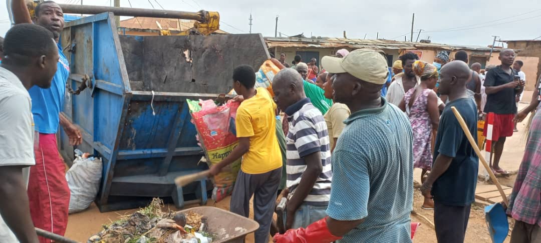 We came, we saw, we conquered! GARID Clean Accra Exercise was successfully held in Alogboshie this morning with a massive turnout from the residents of the communities. #SesaWoSuban