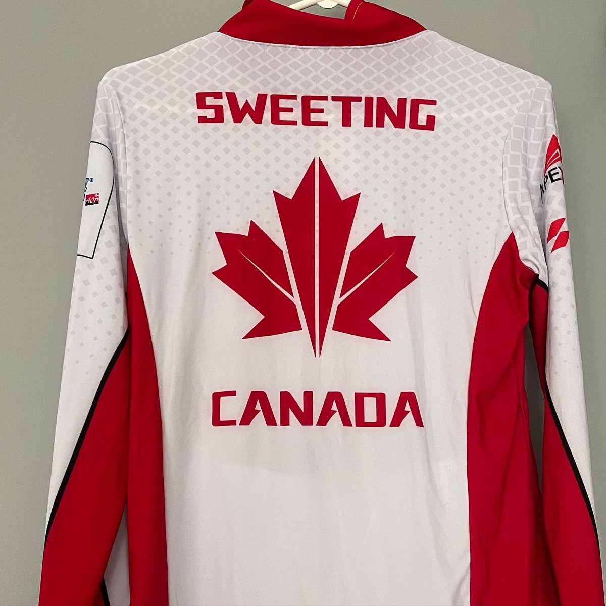 BIRTHDAY GIVEAWAY! 🍰🌟 

It’s <a href="/Val_Sweeting/">Val Sweeting</a>’s birthday and we’re celebrating by giving one lucky winner a Team Canada jersey!

— Follow <a href="/EinarsonTeam/">TeamKEinarson</a> 
— RT this post

Contest closes on Monday, July 11 at noon. Good luck!