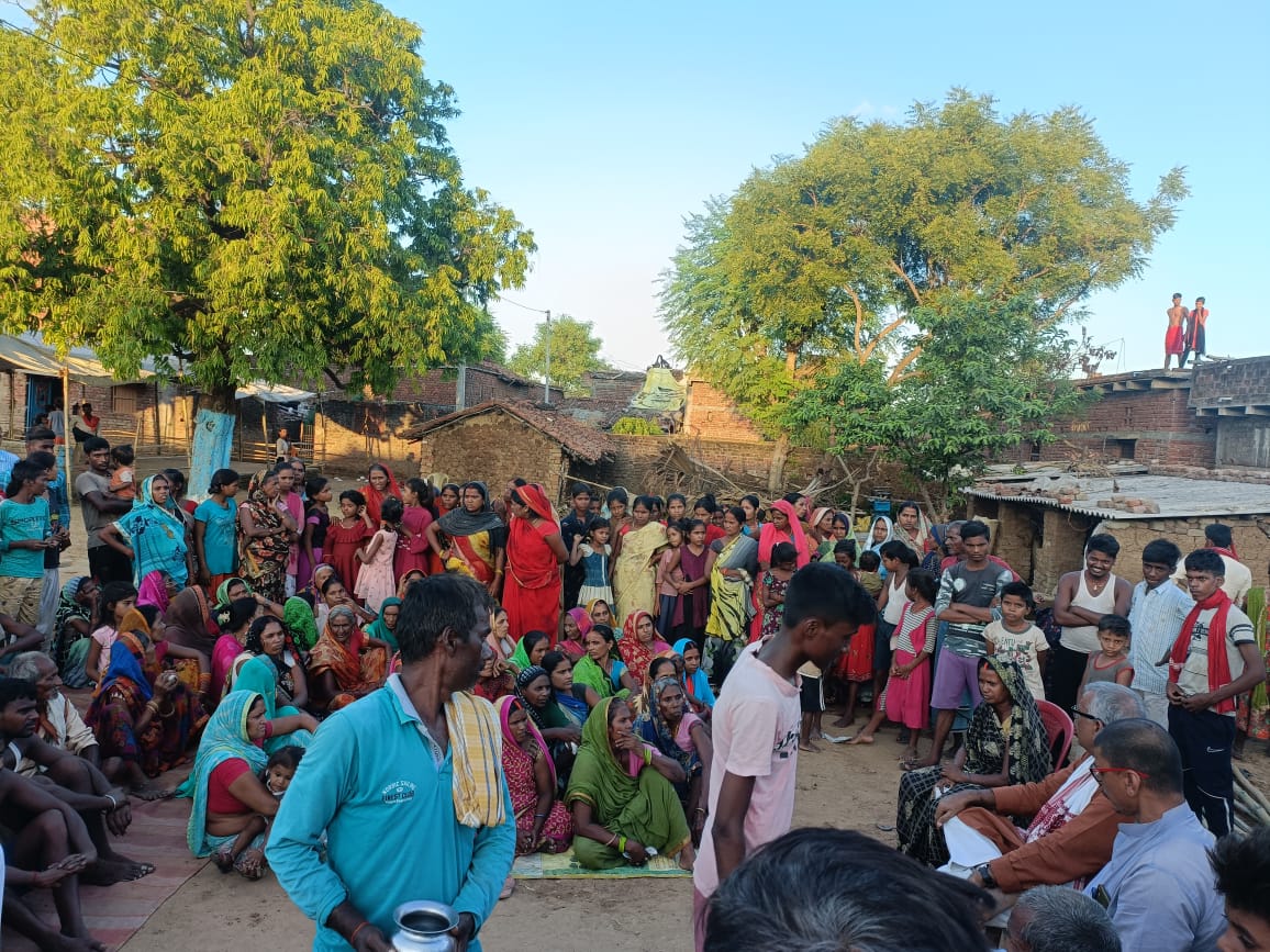 SeepuKumar_ML's tweet image. कलेर प्रखण्ड के ग्राम -कामता फुलवारी में जनसमस्या को सुनते हुए स्थानीय विधायक कॉ.महानन्द सिंह ,जिला सचिव कॉ.जितेंन्द्र यादव सहित कई नेतागण।
@cpimlliberation 
@CPIMLBIHAR 
@CPIMLArwal 
@mahanandml 
@MahboobCPIML 
@ajitkmr51 
@Sandeep_Saurav_