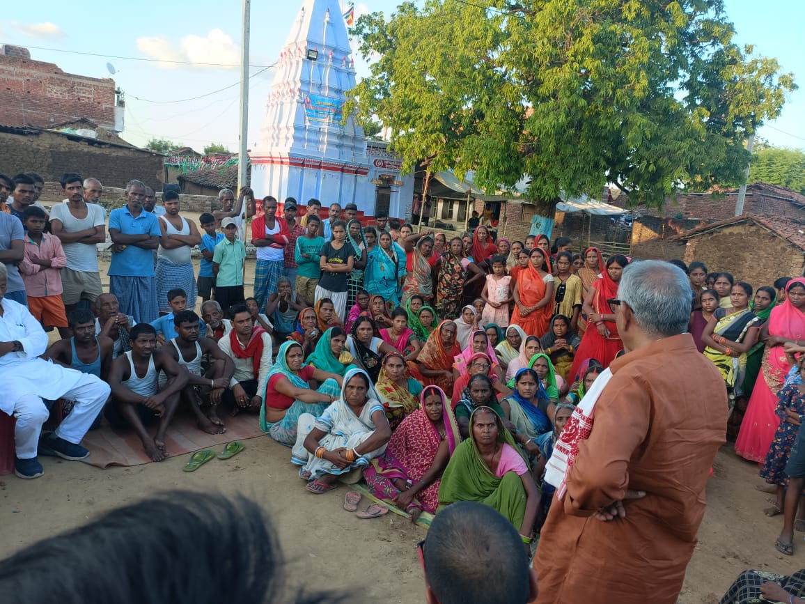 SeepuKumar_ML's tweet image. कलेर प्रखण्ड के ग्राम -कामता फुलवारी में जनसमस्या को सुनते हुए स्थानीय विधायक कॉ.महानन्द सिंह ,जिला सचिव कॉ.जितेंन्द्र यादव सहित कई नेतागण।
@cpimlliberation 
@CPIMLBIHAR 
@CPIMLArwal 
@mahanandml 
@MahboobCPIML 
@ajitkmr51 
@Sandeep_Saurav_