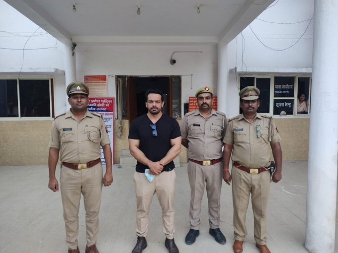 apkaapnaansh's tweet photo. Couldn't ever think of someone's birthday to be spoiled like this. Gaurav Taneja Arrested by Noida Police for violation of Section 144.Flying Beast had gone to Sector 51 Noida Metro to Celebrate his Birthday.But still I wish a very happy birthday to you ...You are the best ♥ #FB https://t.co/Us1ITihJUR