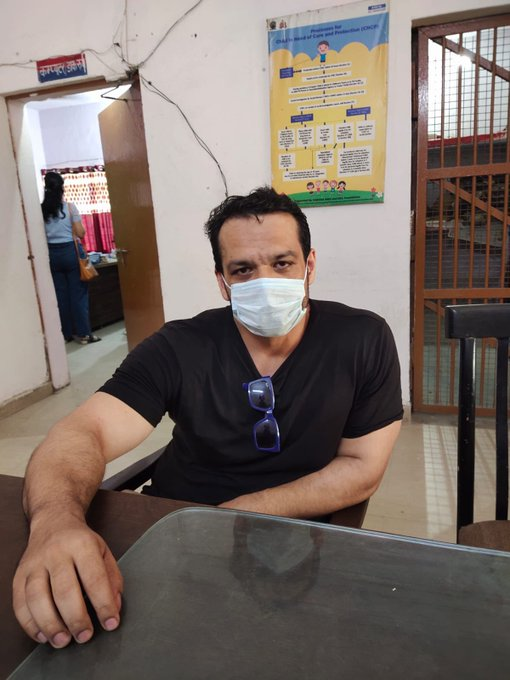 apkaapnaansh's tweet photo. Couldn't ever think of someone's birthday to be spoiled like this. Gaurav Taneja Arrested by Noida Police for violation of Section 144.Flying Beast had gone to Sector 51 Noida Metro to Celebrate his Birthday.But still I wish a very happy birthday to you ...You are the best ♥ #FB https://t.co/Us1ITihJUR