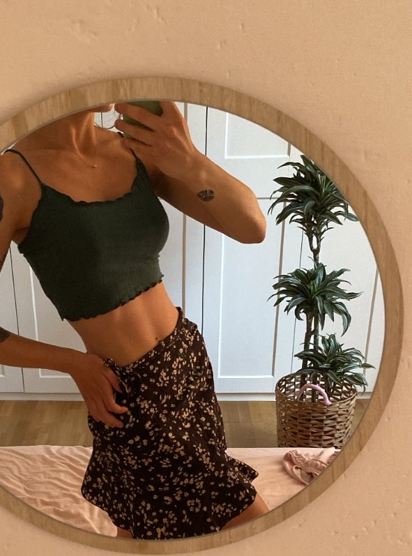 pitahaya000's tweet photo. This my fresh outfit 🌞🥰 
Do you Like it ? Same colors as the plants 🍃🌿
#outdoors #outfitoftheday #green #onlyfansoutfit #newonlyfans #NEW #sun #sunshin #9luglio #Girls #Italia #italiana #tattooedfeet #Feet #Days #colour #flowerstagram https://t.co/dqbrs4Ddxz