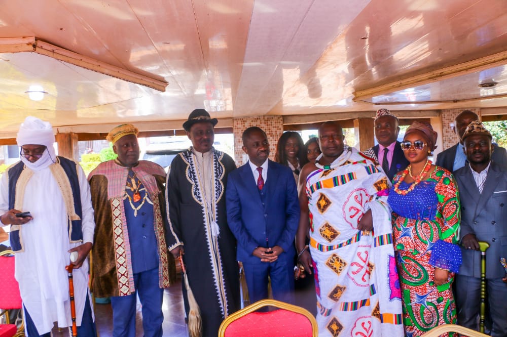 TourismeRDCongo's tweet photo. Nos autorités traditionnelles reçues en audience en compagnie de leurs homologues d'Afrique ont profités de l'occasion pr féliciter vivement le ministre du tourisme, @modero_nsimba,pr ses efforts sur le retour du tourisme congolais dans les conférences internationales #visiteRDC https://t.co/WaTSQTxAM9