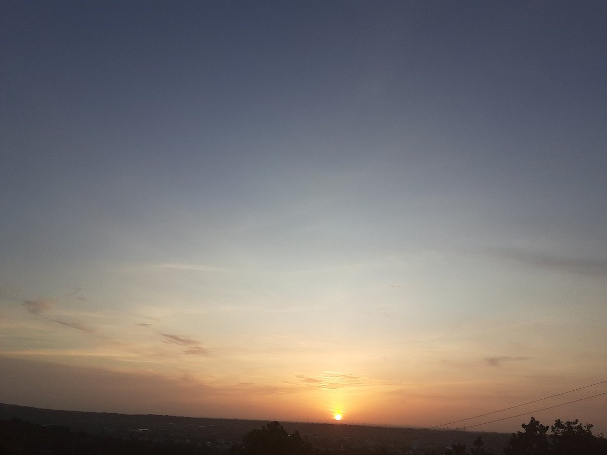 WeatherRD's tweet photo. Y así amanecía 🌄🌄 hoy. Buenos días. 🤗😉📷 Les deseo un hermoso sábado para tod@s..#sunrise #conpartetuamanecer #ThePlotoHour #sky https://t.co/CrIsosgJau