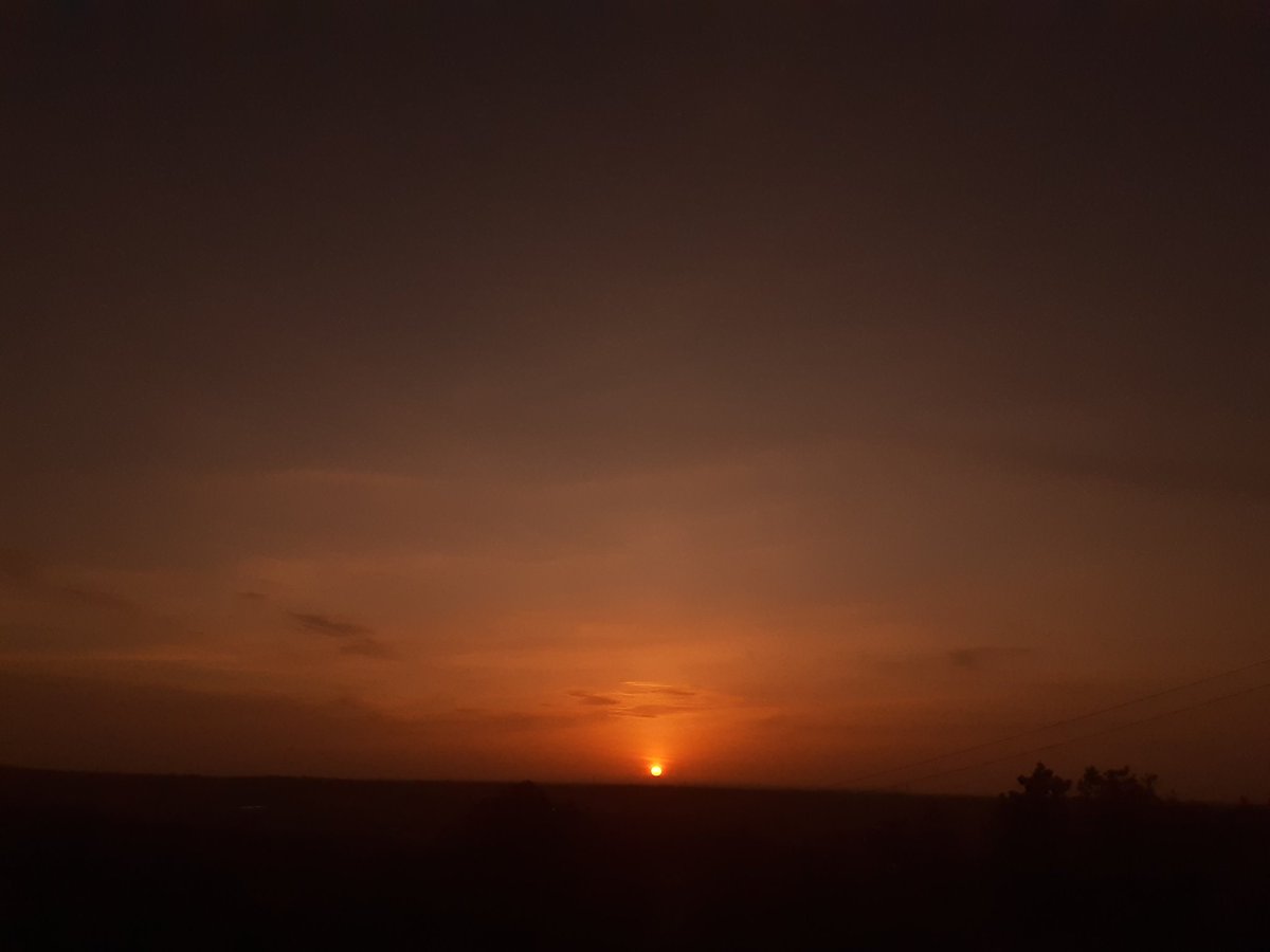 WeatherRD's tweet photo. Y así amanecía 🌄🌄 hoy. Buenos días. 🤗😉📷 Les deseo un hermoso sábado para tod@s..#sunrise #conpartetuamanecer #ThePlotoHour #sky https://t.co/CrIsosgJau