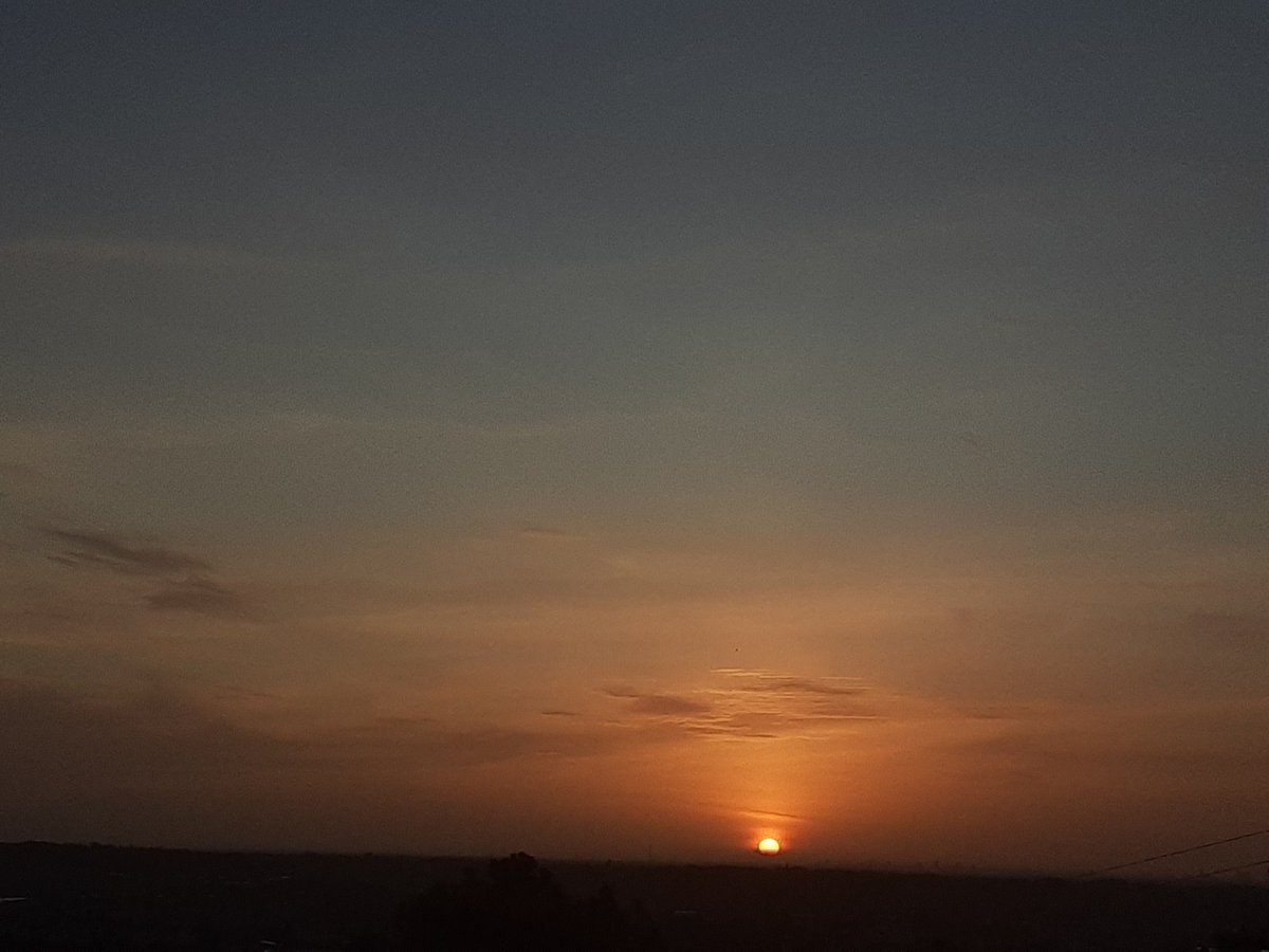 WeatherRD's tweet photo. Y así amanecía 🌄🌄 hoy. Buenos días. 🤗😉📷 Les deseo un hermoso sábado para tod@s..#sunrise #conpartetuamanecer #ThePlotoHour #sky https://t.co/CrIsosgJau