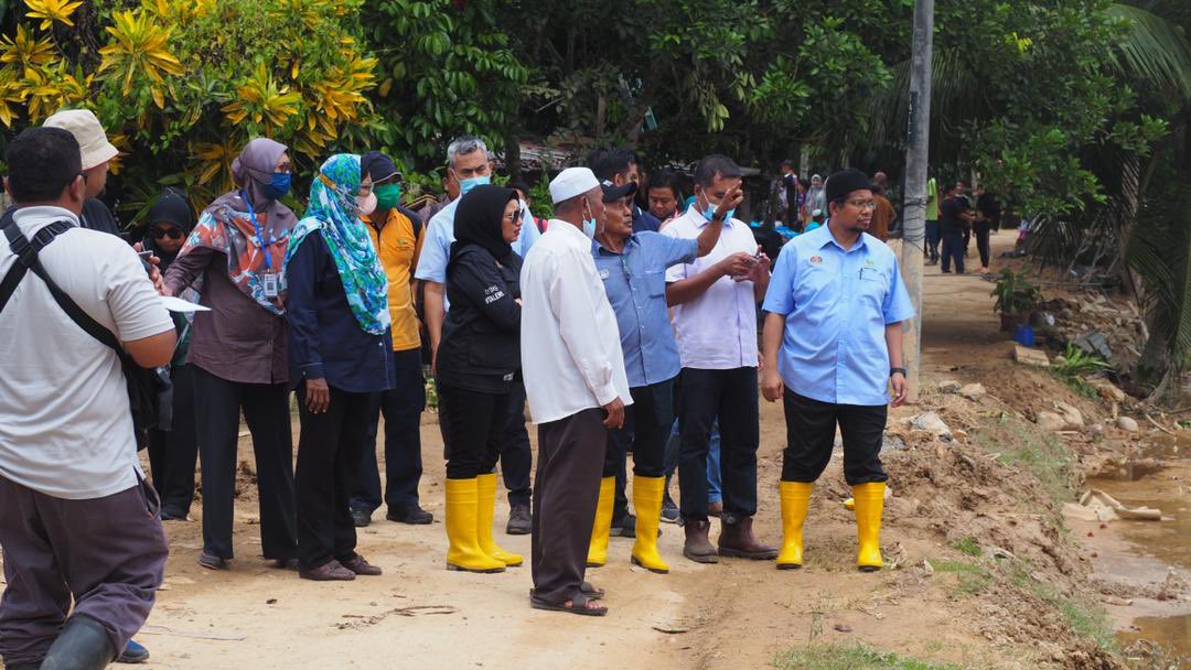 DatoHaslina's tweet image. Hari ini saya bersama-sama YB Ahli Parlimen Baling, YB Pengerusi MADA merangkap Ahli Parlimen Sik, Pengurus Besar MADA &amp;amp; pegawai-pegawai daripada pelbagai Jabatan/Agensi MAFI menyantuni seramai 120 keluarga yang terkesan dengan bencana banjir di Baling baru-baru ini.