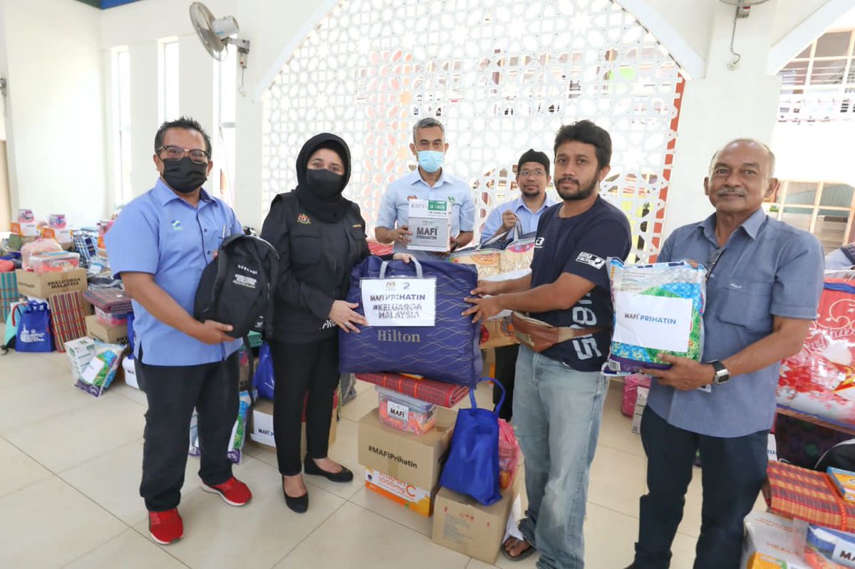 DatoHaslina's tweet image. Hari ini saya bersama-sama YB Ahli Parlimen Baling, YB Pengerusi MADA merangkap Ahli Parlimen Sik, Pengurus Besar MADA &amp;amp; pegawai-pegawai daripada pelbagai Jabatan/Agensi MAFI menyantuni seramai 120 keluarga yang terkesan dengan bencana banjir di Baling baru-baru ini.