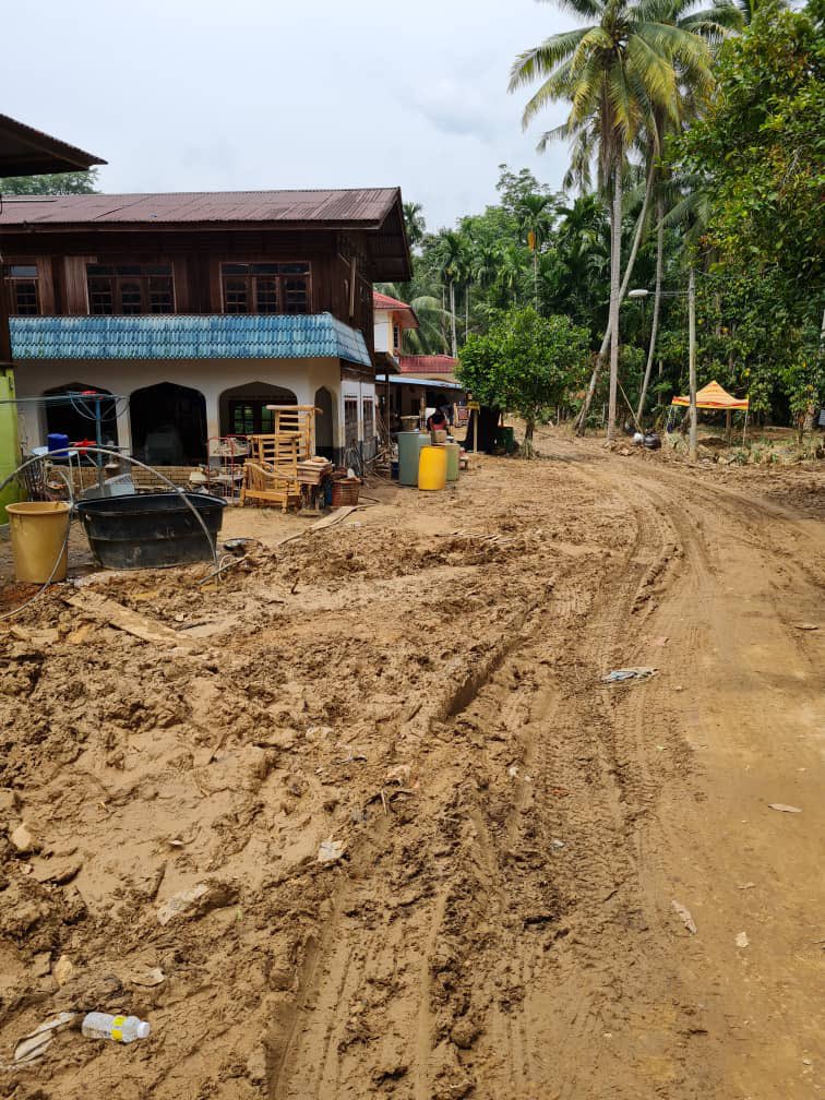 DatoHaslina's tweet image. MAFI akan terus menyalurkan bantuan kepada golongan sasar Kementerian yang terkesan supaya mereka dapat terus bangkit semula, dalam usaha menjamin sekuriti makanan #KeluargaMalaysia #MAFIMalaysia