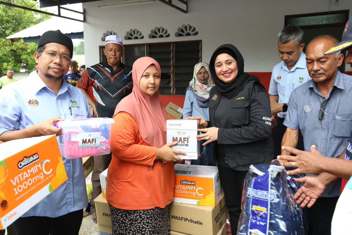 DatoHaslina's tweet image. MAFI akan terus menyalurkan bantuan kepada golongan sasar Kementerian yang terkesan supaya mereka dapat terus bangkit semula, dalam usaha menjamin sekuriti makanan #KeluargaMalaysia #MAFIMalaysia