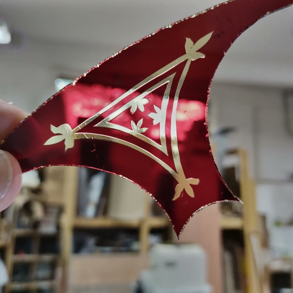 steveninglass's tweet image. A new panel is brewing
#DunfermlineAbbey project pt 2
#Acidetching red on yellow St Just flashed glass to create a border detail for one of a tryptic.  Lots of hours in the studio to follow
#stainedglass
#medieval
#heraldry
#makinghistory
@craftscotland
@HistEnvScot
#dunfermline