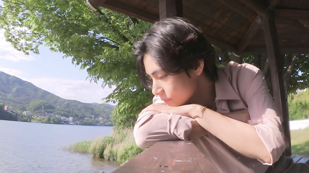assortedtae's tweet photo. How can someone look this PERFECT just shooting a simple vlog...this looks like a literal photoshoot...just look at Kim Taehyung 's beauty...👉🏻👈🏻
DRIVE WITH V 🧡
#TaehyungVLOG https://t.co/XNCbm6Y6Uh