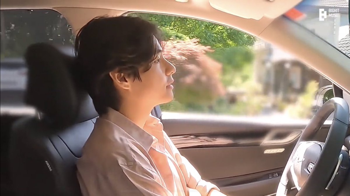 assortedtae's tweet photo. How can someone look this PERFECT just shooting a simple vlog...this looks like a literal photoshoot...just look at Kim Taehyung 's beauty...👉🏻👈🏻
DRIVE WITH V 🧡
#TaehyungVLOG https://t.co/XNCbm6Y6Uh