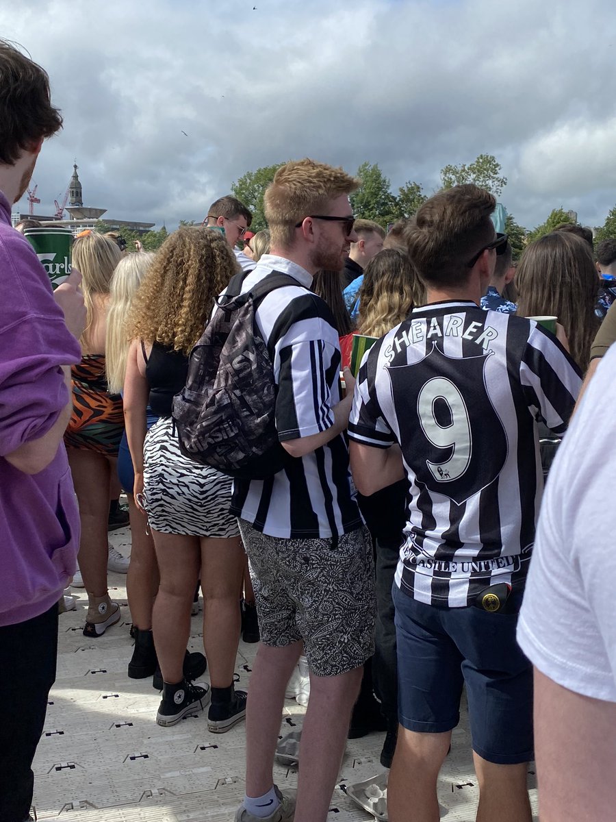 Connor_Cowan1's tweet photo. Official!!! @DeBruyneKev spotted in Glasgow wearing a Newcastle United Shirt https://t.co/Mvt8I1h6U2