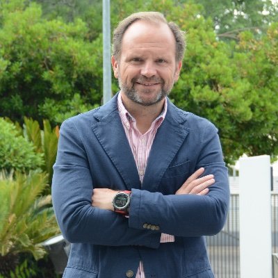 CODEMmadrid's tweet photo. Hoy la profesión enfermera ha perdido a uno de los suyos. 
El fallecimiento de Íñigo Lapetra, DirCom de @CGEnfermeria, va a dejar un vacío irreparable. 
Desde @MadridCODEM nos sumamos al dolor y acompañamos a su familia y sus compañeros en estos momentos tan difíciles. https://t.co/JcUlIUZcRW