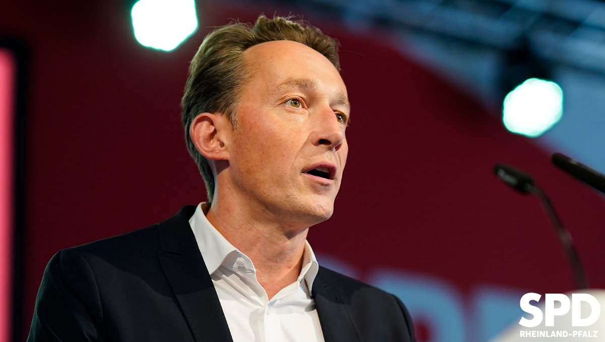 Marcruland's tweet photo. Was würden wir ohne unsere rund 50 Mitarbeiter:innen machen? Sie sind das Rückgrat des Ehrenamtes. Der Dank gilt dem gesamten #TeamSPDRLP. Wir sind stark seit Jahrzehnten und blicken gemeinsam Richtung Zukunft. Wir passen den Kurs an und bleiben stark! #spdrlpt22 https://t.co/H3nrhWdya7