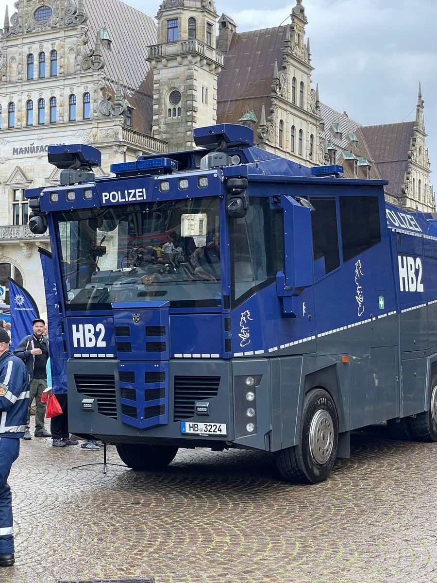 wenz1978's tweet photo. @BremenPolizei Sehr cool das die Bremer Polizei einen Autobot in ihren Reihen hat - #wasserwerfer 
#autobot
#transformers https://t.co/xeF01QoCXr