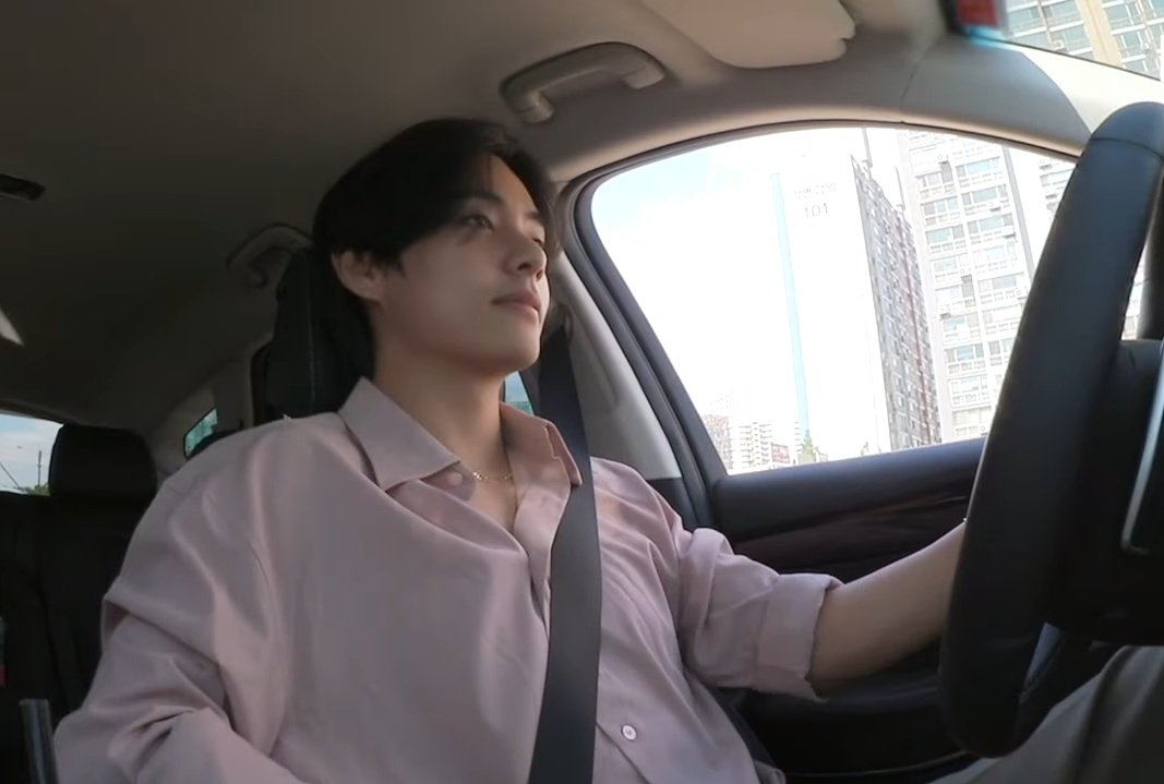 Lel__23's tweet image. Ok jadi Drive vlog with Kim Taehyung hari ini 
1. Driving a car
2. Makan
3. Beli jagung rebus
4. Ke danau
5. Ke dentist (gemes🥺)
6. Main golf
7. Driving lagi
8. Special clip, makan lagi

Hahhaha have fun banget Taehyung di vlog ini🥺
#BTS_VLOG