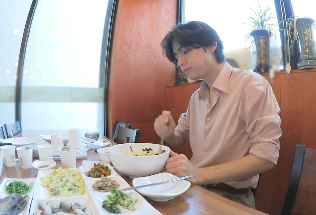 Lel__23's tweet image. Ok jadi Drive vlog with Kim Taehyung hari ini 
1. Driving a car
2. Makan
3. Beli jagung rebus
4. Ke danau
5. Ke dentist (gemes🥺)
6. Main golf
7. Driving lagi
8. Special clip, makan lagi

Hahhaha have fun banget Taehyung di vlog ini🥺
#BTS_VLOG