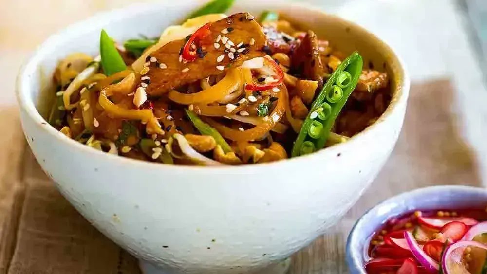 The fresh sweet and sour flavours of this stir fry pork dish combine to make a tasty midweek meal. It is quick and easy to prepare too. bit.ly/2MTUFZU #localbutcher #crouchend