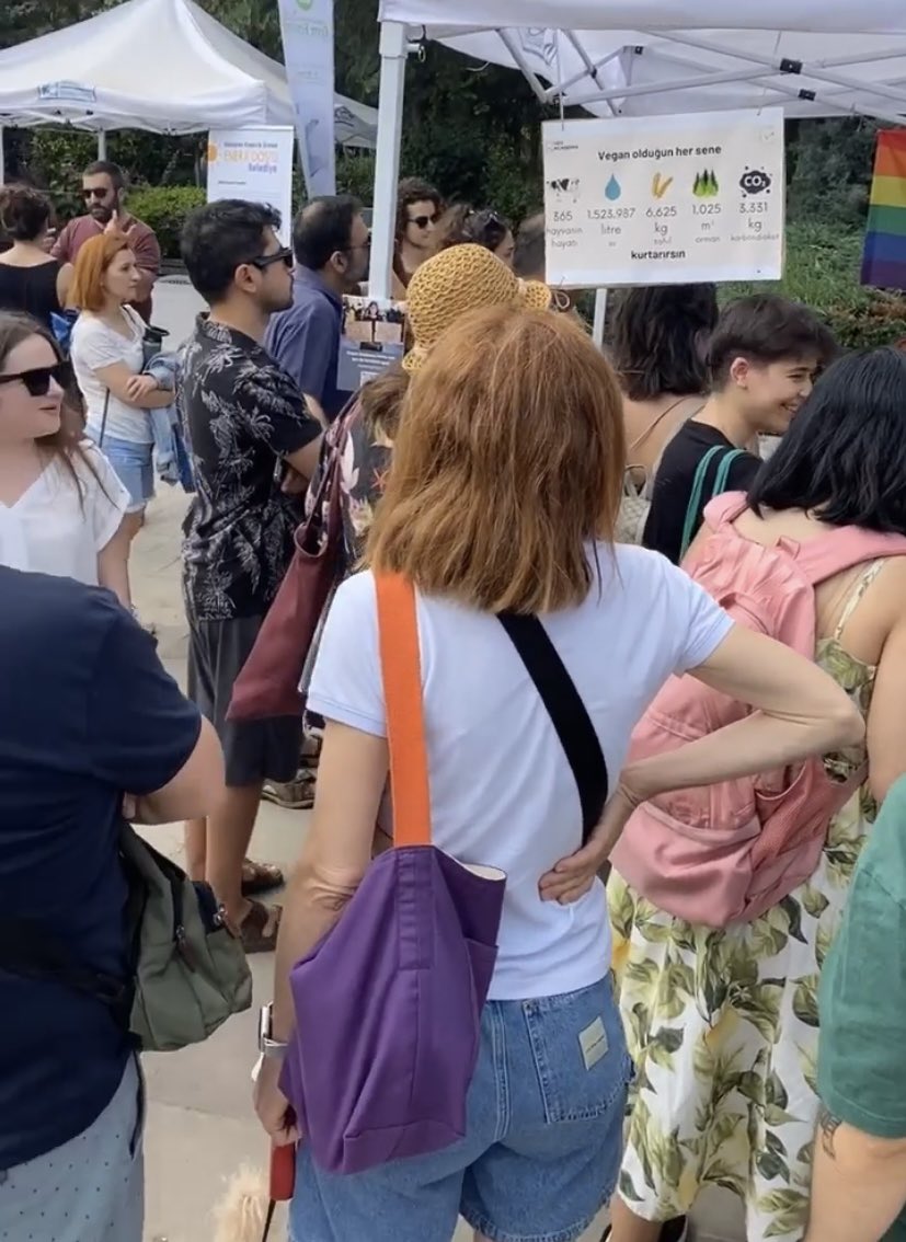 fundafari's tweet photo. Üç günün sadece bir gününün bir anını yakaladığımız fotoğraflar. İnsanlara “hayvan hakları veganlıktır” diyerek sorularına cevap verirken fotoğraf, video çekmeye pek vaktimiz olmadı. Gelenler biliyor, bayraklarla, kitaplarla, bütün varlığımızla sadece HAYVANLAR İÇİN oradaydık. https://t.co/TdZPxqFeES