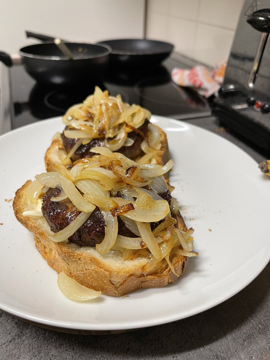 Brood ging net niet op tijdens beleg dus lunch met hamburgers
Mjammie 😋 

#broodjehamburger #brood