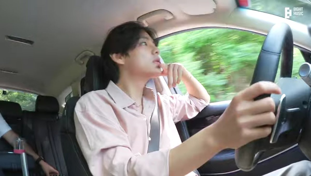 jkjeo_n's tweet photo. Vlognya dipenuhi TATA MIC 😭😭
Gemesh sekali tuan Kim Taehyung, ini aura modelnya langsung keluar, apalagi pas nyetir 1 tangan, rasanya pengen disupirin sama Tae 🤤🤤

I PURPLE U
DRIVE VLOG
#BTS_VLOG
#방탄소년단 #DRIVE_VLOG
@BTS_twt #BTSV #ARMY https://t.co/pGkx2pn1Ty