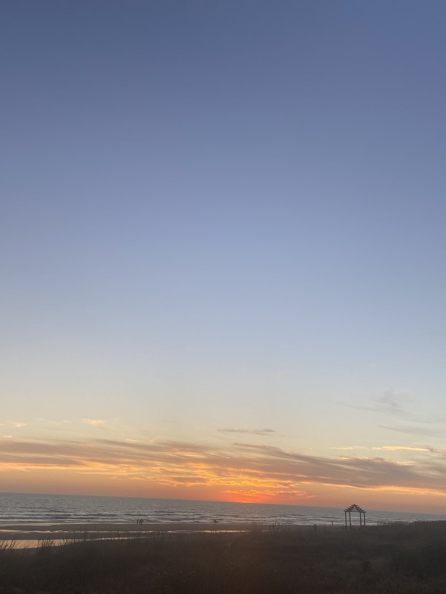 LauraNavarro_15's tweet photo. Midiendo la vida en atardeceres 🌅🔋 https://t.co/giLRKp8XqX