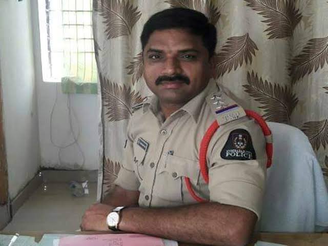 revathitweets's tweet photo. Not a goonda or rowdy but a police inspector! 
Threatens husband at gunpoint &amp; rapes the wife. He then kidnaps the couple. His car tyres burst at Imbrahimpatnam and the victims escape. Shocking crime story in #Hyderabad. Accused Nageshwara Rao is CI at Maredpally! https://t.co/TTTaQxa9xc