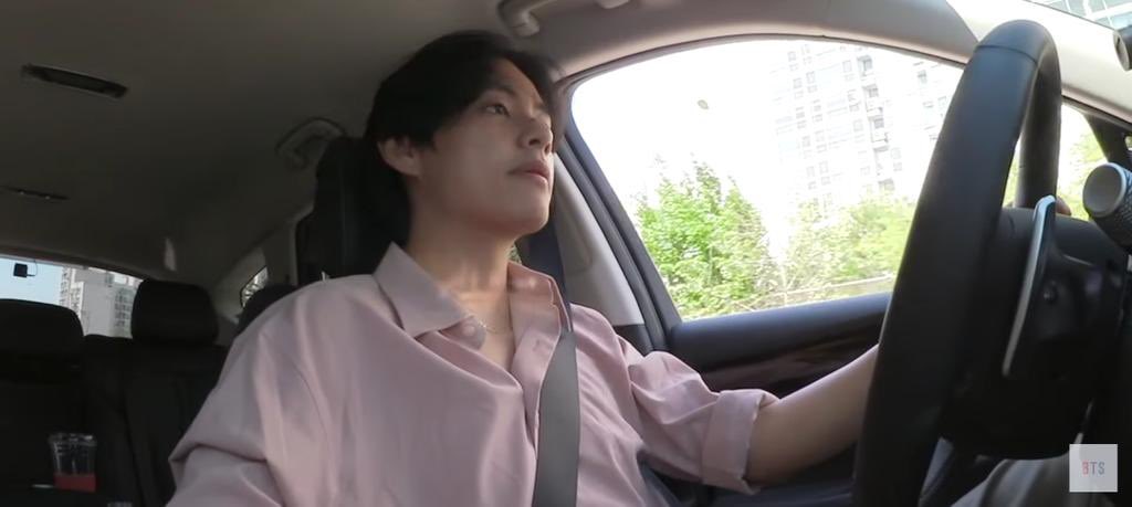 Vkv! HE LOOKS SO ATTRACTIVE 😭😭😭😭😭