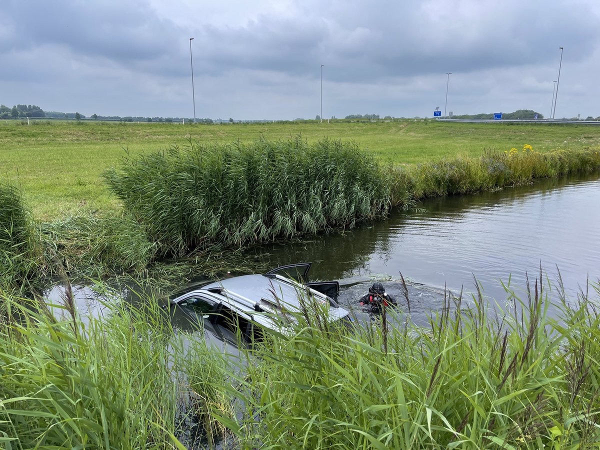 WIS_William_'s tweet photo. Vanmorgen om 10uur opgeroepen voor een #ongeval op de #A2 Re 79,2 Één persoon raakte onwel en is te water gegaan met zijn🚘. De bestuurder is meegenomen door de ambulance naar het ziekenhuis. Ik heb zorg gedragen voor een veilige werkruimte voor alle hulpdiensten. #nietvoornix ❌ https://t.co/A8yQbSSiWt