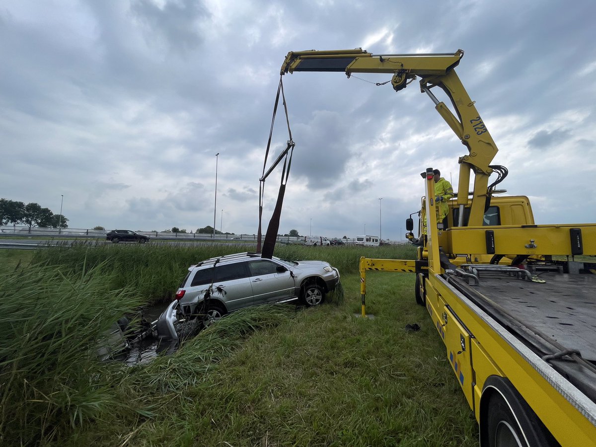 WIS_William_'s tweet photo. Vanmorgen om 10uur opgeroepen voor een #ongeval op de #A2 Re 79,2 Één persoon raakte onwel en is te water gegaan met zijn🚘. De bestuurder is meegenomen door de ambulance naar het ziekenhuis. Ik heb zorg gedragen voor een veilige werkruimte voor alle hulpdiensten. #nietvoornix ❌ https://t.co/A8yQbSSiWt
