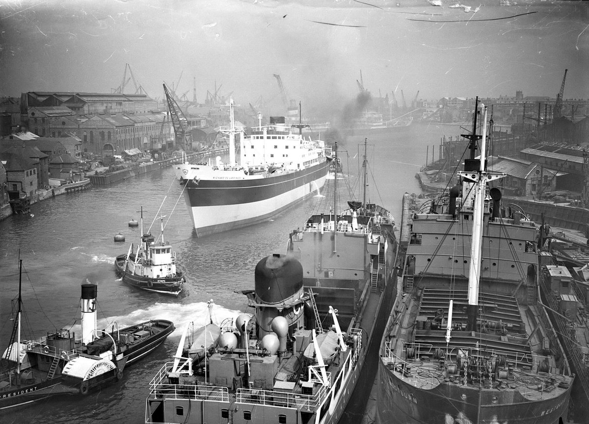 A busy River Wear scene from 1958. #Sunderland