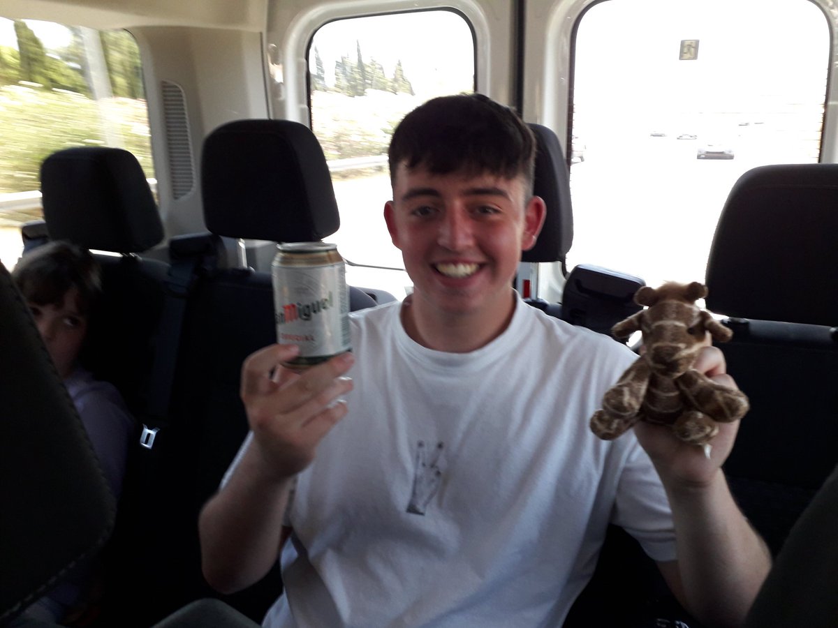 gwenandsimon's tweet photo. Oli's packed light this holiday.
#OnlyTheEssentials https://t.co/UHiot35NT7