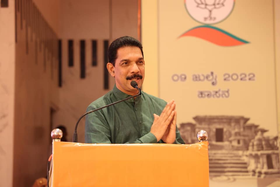 BJP4Karnataka's tweet photo. ರಾಜ್ಯಾಧ್ಯಕ್ಷರಾದ ಶ್ರೀ @nalinkateel ಅವರು ಇಂದು ಹಾಸನದಲ್ಲಿ ರಾಜ್ಯ ಪದಾಧಿಕಾರಿಗಳ ಸಭೆಯ ಸಮಾರೋಪ ಸಮಾರಂಭವನ್ನುದ್ದೇಶಿಸಿ ಮಾತನಾಡಿದರು. https://t.co/0JHQLj6rkD