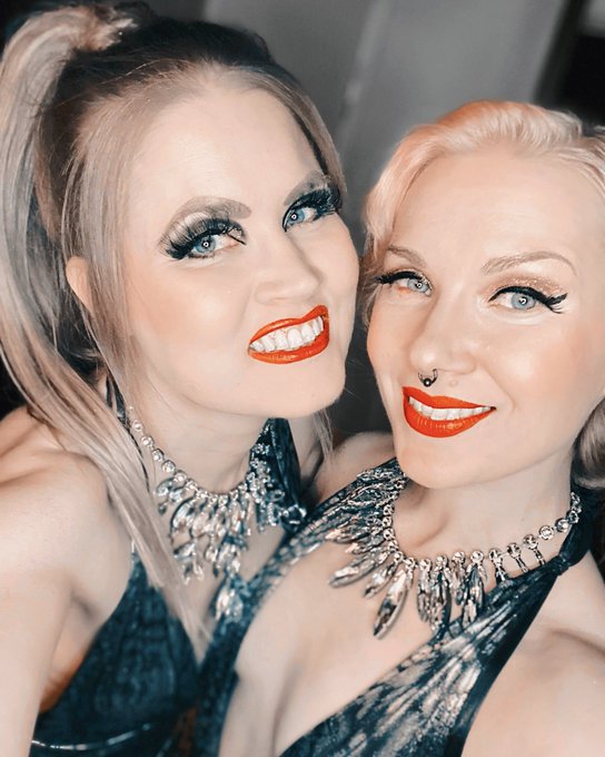Tuottajien @GoldieStarlett &amp; @PoisonDaisy1 perinteinen aftershowselfie torstailta Tampereelta. 😘 Pian<a class="tags" href="/tag/goldiestarlett">@goldiestarlett</a><a class="tags" target="_blank" title="On Twitter" href="/?out=eyJ0eXAiOiJKV1QiLCJhbGciOiJIUzUxMiJ9.eyJpYXQiOjE3MjYyMTgwNDYsImlzcyI6InR3cG9ybnN0YXJzLmNvbSIsIm5iZiI6MTcyNjIxODA0NiwiZXhwIjoxNzU3NzU0MDQ2LCJyZWRpcmVjdF91cmwiOiJodHRwczovL3R3aXR0ZXIuY29tL1BvaXNvbkRhaXN5MSJ9.DNojHuVeYpbNozUgVQ1Ie_vwELlmnhUp2wZ3hbb2pRXa5qxp1skXMjg8gOAjSvy-e_BcIzthtRQ71mUnAfapsw">@PoisonDaisy1</a><a href="/tag/burleski"class="tags"><span>#burleski</span></a>