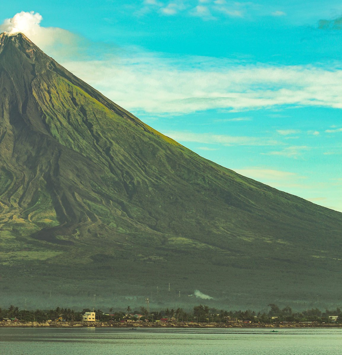 PhilippineStar's tweet photo. THE PERFECT CONE 😍🌋

A 27-year-old netizen captured these stunning photos featuring the  perfectly cone-shaped Mayon Volcano in Legazpi City, Albay on Wednesday morning.

Uploader Jay Carolino said that he used a Canon EOS 700D and enhance the photos using Lightroom. https://t.co/PxMbLLV3KC