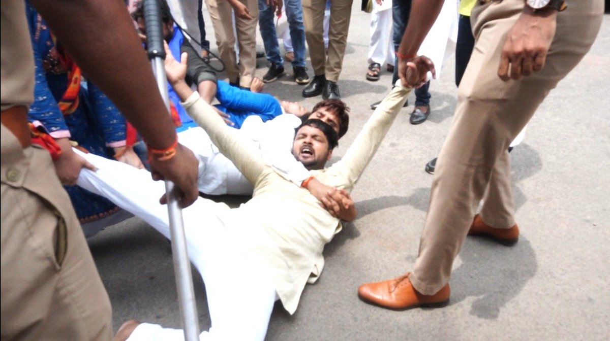 AamAadmiParty's tweet photo. "बहुत हुआ महिलाओं पर अत्याचार" का नारा देने वाली BJP के CM Yogi की Police ने AAP की महिला कार्यकर्ताओं के साथ की बदसलूकी।

महिला विंग अध्यक्ष @NeelamYadavAAP और पंचायत प्रकोष्ठ अध्यक्ष @VinayPatelAAP समेत कई AAP कार्यकर्ताओं को किया गिरफ़्तार। https://t.co/iJK6PU8q49