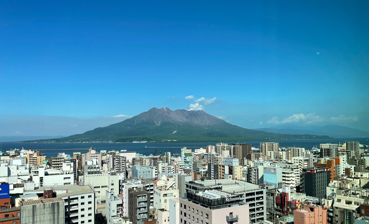 hilari413's tweet photo. 親友が暮らしていて、私も4年間暮らした鹿児島。初めて来た時に感じた明るさと力強さはずっと変わらず、桜島は今日もいつも通り。思い出も沢山ある大好きな街の1つ。
ありがとう鹿児島。また来るね☆
#magmacity https://t.co/KWShoUj6to