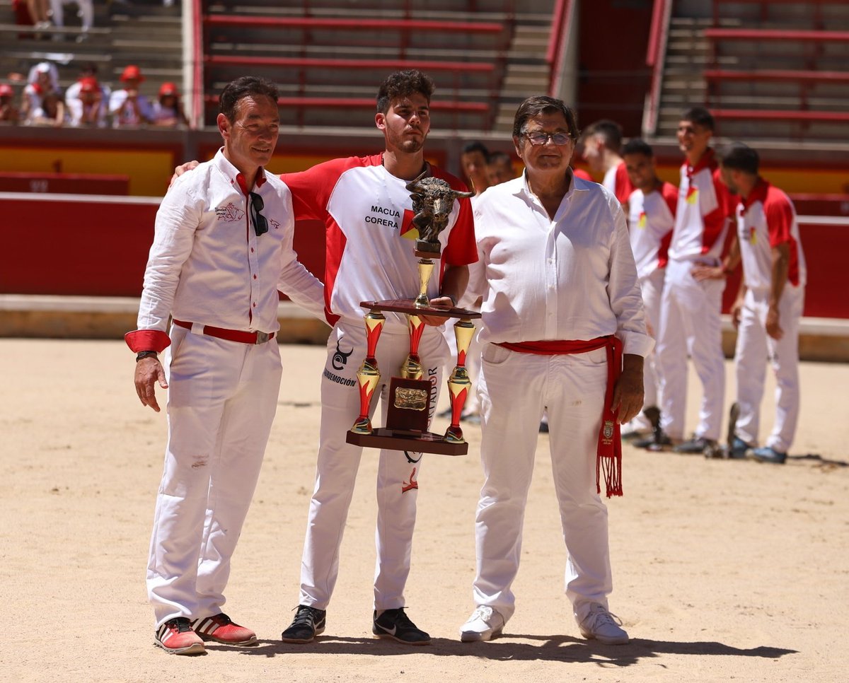 macuacorera's tweet photo. 💥 𝗝𝗔𝗩𝗜 𝗗𝗔𝗚𝗔𝗡𝗭𝗢 𝗖𝗢𝗡𝗤𝗨𝗜𝗦𝗧𝗔 𝗣𝗔𝗠𝗣𝗟𝗢𝗡𝗔

Javi Daganzo se alzó campeón del Concurso de Recortes de San Fermín 2022 tras imponerse en la final con recortes al milímetro

🏆 Clasificación:

1° Javier Daganzo
2° El Poca
3° Rober
4° Aaron Grande
5° Misu https://t.co/iMQh03G3iu