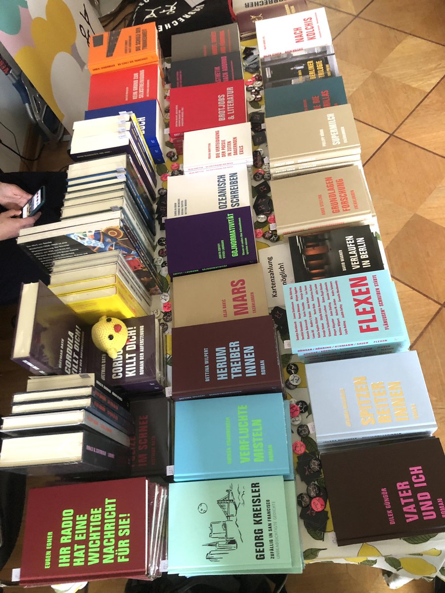 Wir sind bereits im @LCB_Berlin: „Kleine Verlage am Großen Wannsee“, heute ab 14 Uhr bis spät in die Nacht. Kommt, hört @philboheme zu und kauft Büchers. #verbrecherverlag #philippböhm #buchmesse #beste