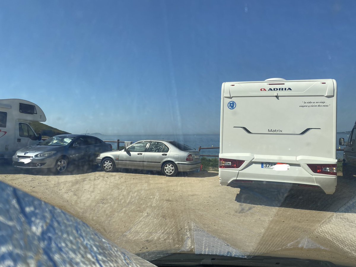 MoteroDelNorte's tweet photo. 12 autocaravanas acampando y algún jeta mal aparcado ante la pasividad del @concello_sxx @PoliciaSanxenxo dejan a los usuarios sin aparcamiento. https://t.co/2N9VaCDE1s