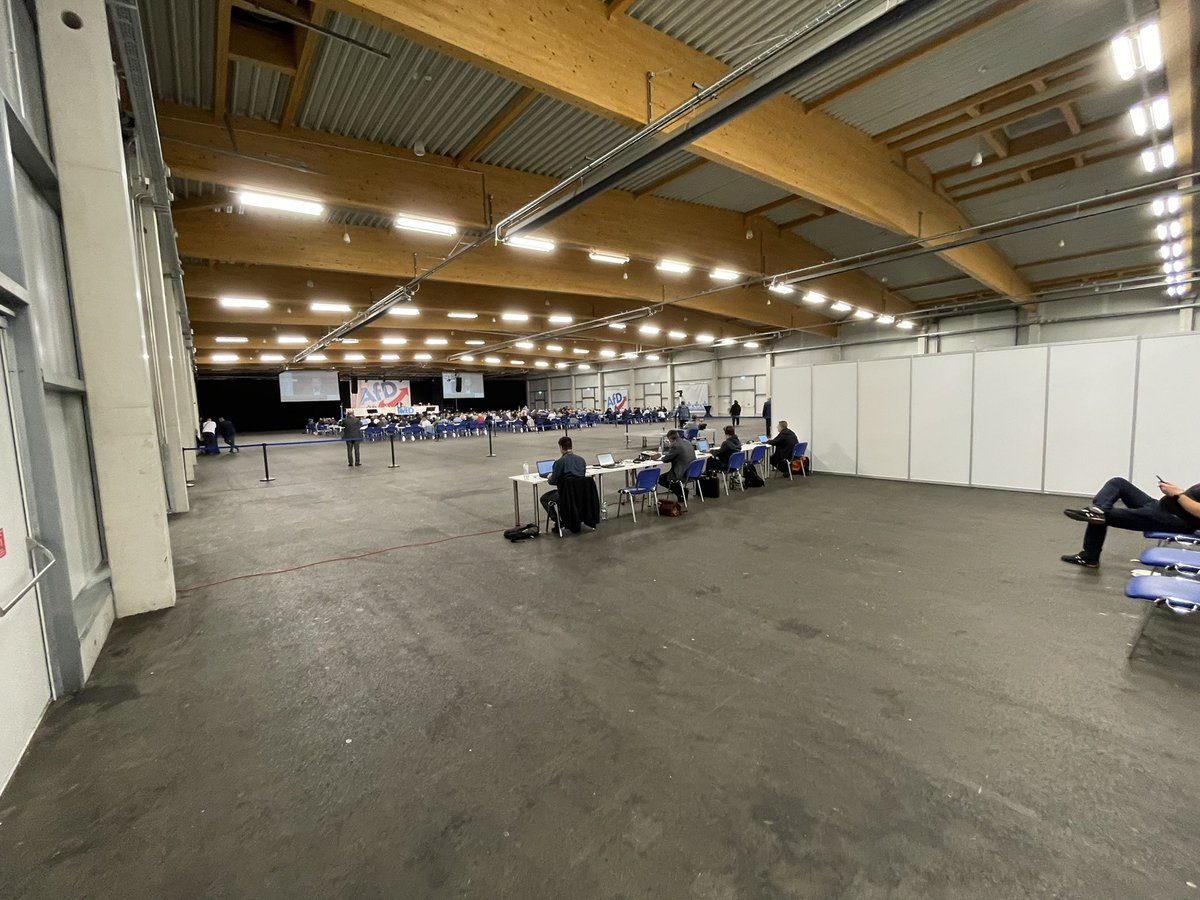 kollenbergkai's tweet photo. Ich möchte kurz mit diesem Foto aus dem #Pressebereich des #AfD-Parteitags daran erinnern, dass die AfD „aufgrund des begrenzten Platzangebotes“ nur „sieben Medien-Tische mit je einem Platz“ bereitstellte. #Löbau #Sachsen https://t.co/J81Ik6oWaM