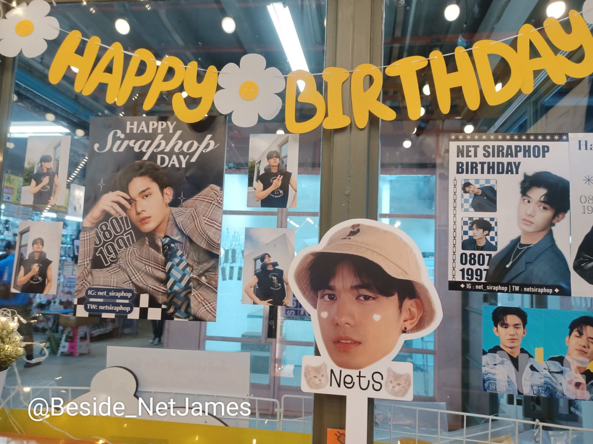 Beside_NetJames's tweet photo. วันนี้นั่งรถเข้ากทม.เลยตั้งใจมาเก็บโปรเจควันเกิดเน็ต เดินงงในลิโด้อยู่นานในที่สุดก็หาเจอ โปรเจคน่ารักมากค่ะ เรามาคนเดียวมีบริการช่วยถ่ายรูปให้ด้วย ขอบคุณนะคะ 😆😆
ปล.พรุ่งนี้เน็ตเจมส์มี 3 งาน เจอกันคร่าาา 🤭🤭
#25thNetScafe
#netsiraphop
#Net25thPreciousYear
@21pm__ https://t.co/qX1w9YSc0K