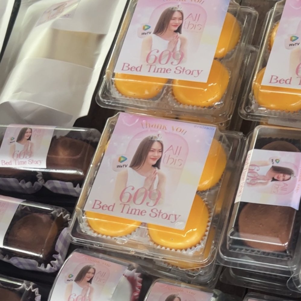 ชอบมากเวลาไปออกกองแล้วเห็น food supportจากบ้านแฟนคลับส่งมาให้พี่ๆนักแสดง วันนี้เลยสานฝันก่อนเลย สั่งขนมมาเอง ทำรูปเอง ปะสติ๊กเกอร์เอง แฮปปี้ละ555555555555555555 #609Bedtimestory